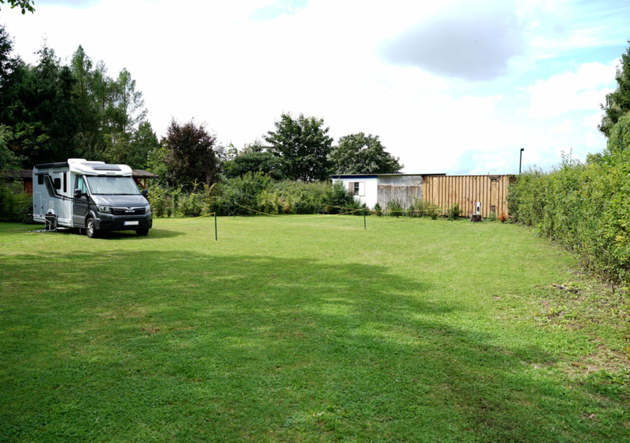 Wiese für Caravans im Camping im Garten